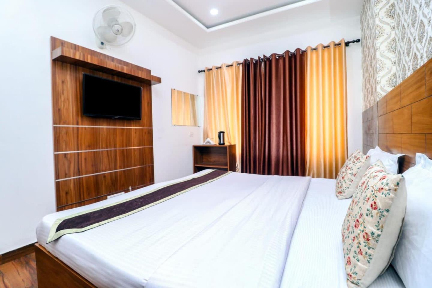 Hotel Fusion Patiāla Екстериор снимка
